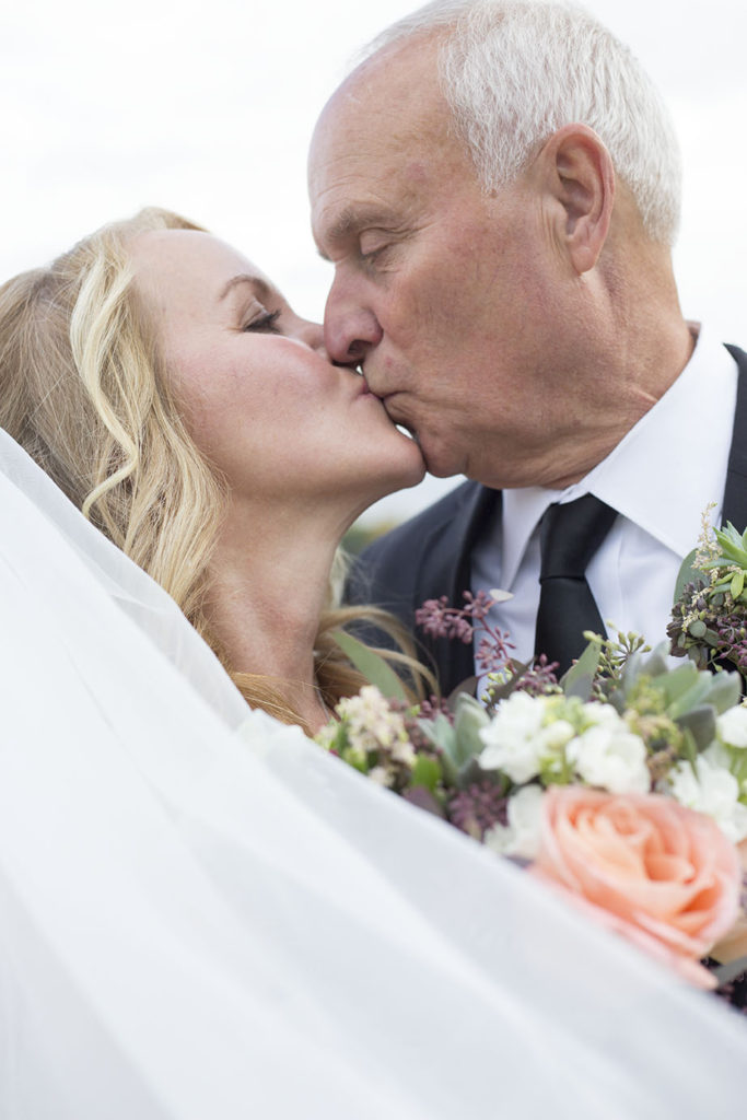 Loren and Mariette kissing outside