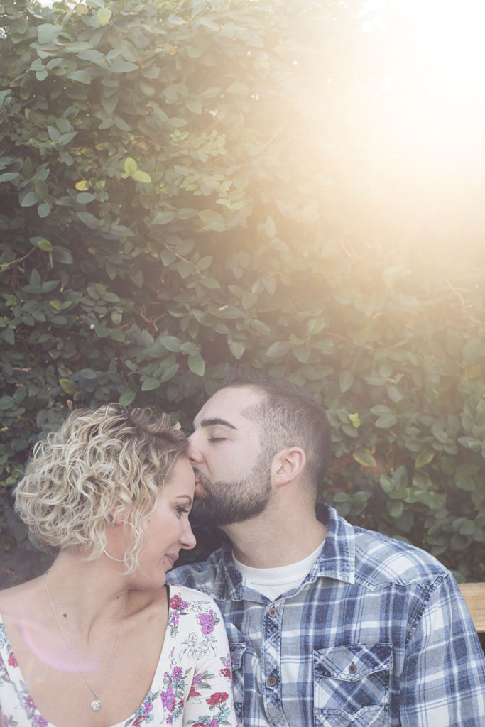 Couple-in-the-winter-sun-at-the-botanical-gardens