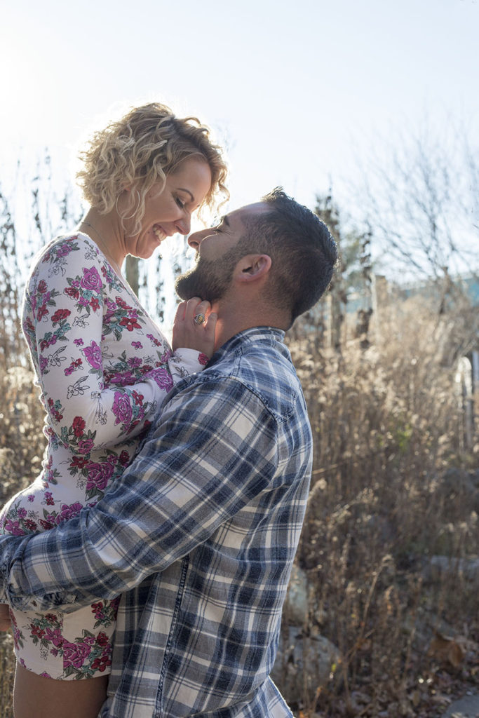 Couple-in-the-winter-sun-at-the-botanical-gardens