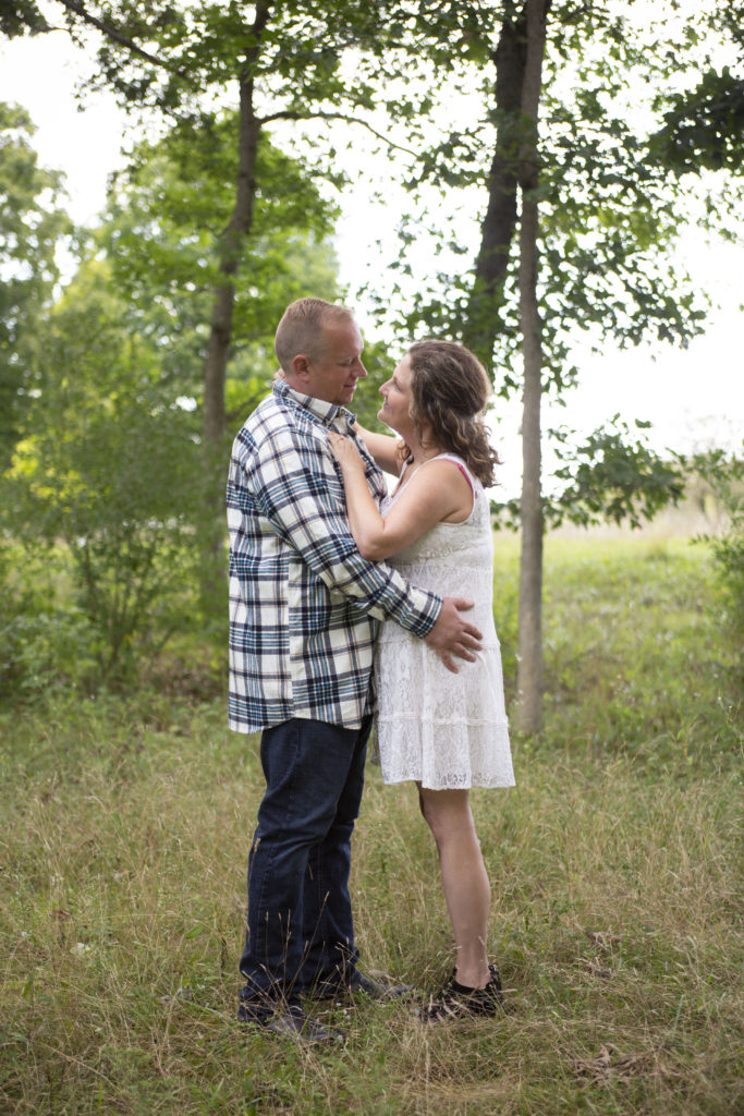 Couple hugs for Dexter engagement session