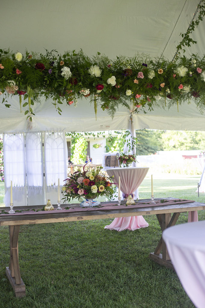 Decor under the tent