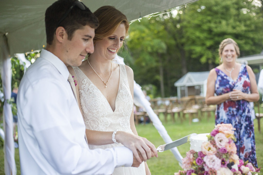 Belleville wedding couple cutting the cake