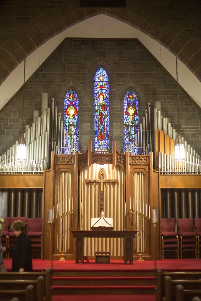 Gorgeous pipe organ at the front of the church before the Plymouth wedding